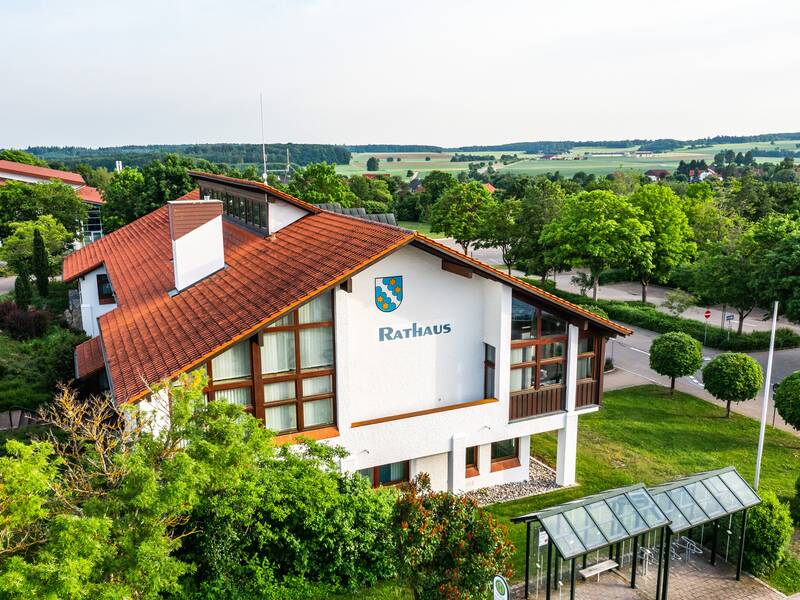 Luftaufnahme das Rathaus Gebäude der Gemeinde Heroldstatt