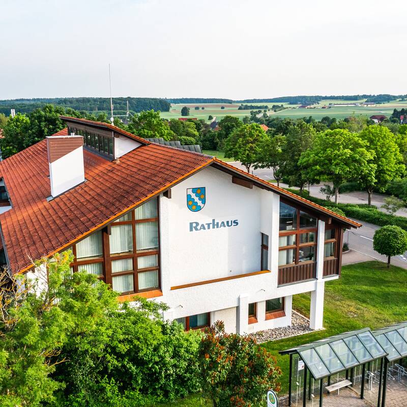 Luftaufnahme das Rathaus Gebäude der Gemeinde Heroldstatt