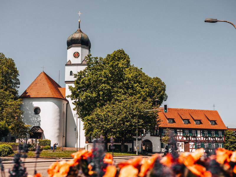 Kirche und Fachwerkhaus in der Gemeinde ...