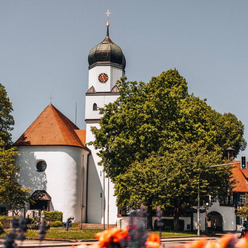 Kirche und Fachwerkhaus in der Gemeinde ...