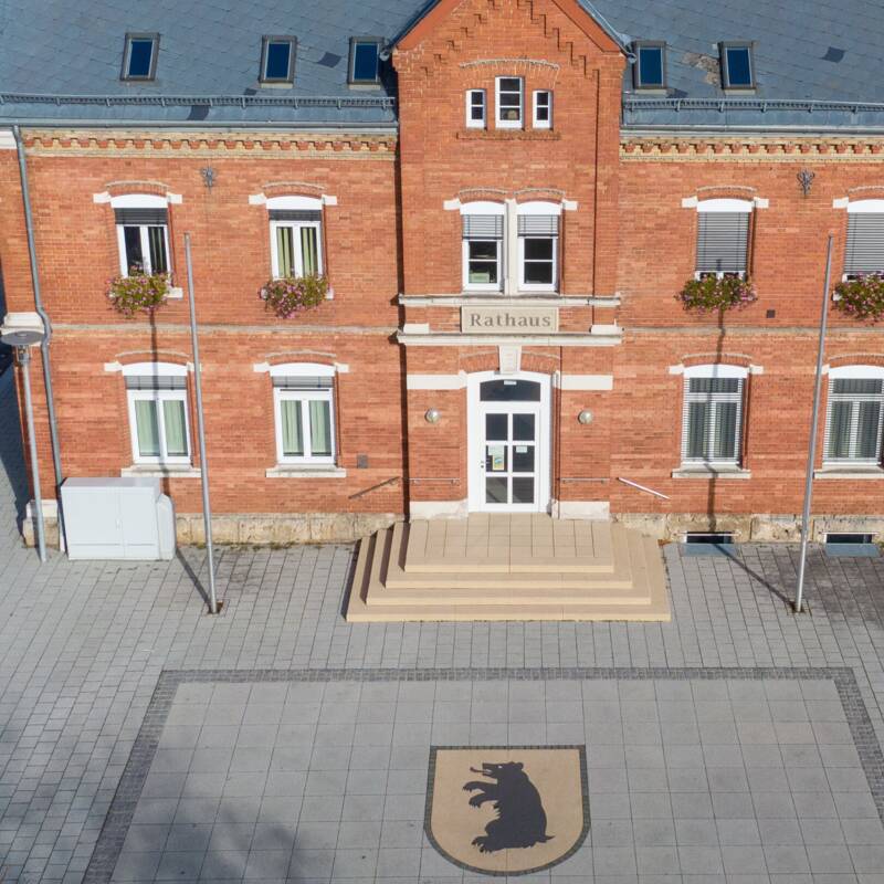Foto aus der Vogelpersektive vom Nellinger Rathaus und dessen Vorplatz