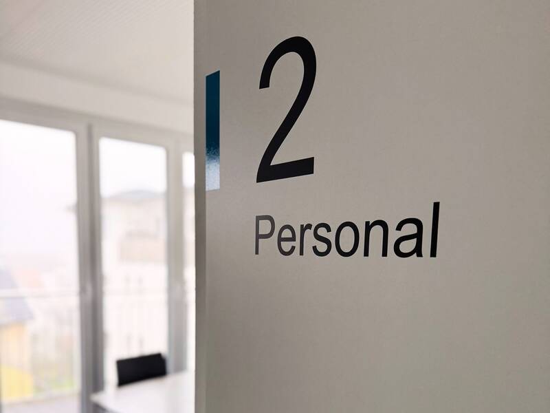 Geöffnete Türe des Zimmers Nummer 2 mit Blick in das Personalzimmer