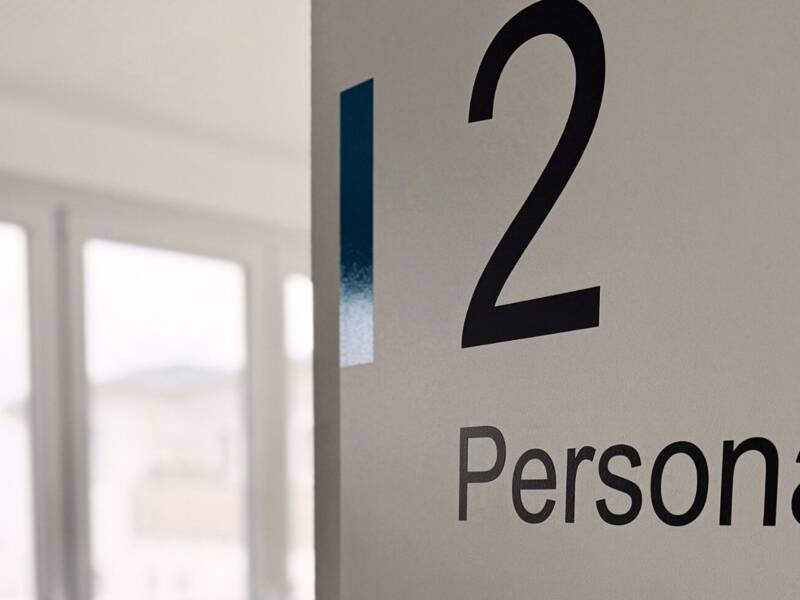 Geöffnete Türe des Zimmers Nummer 2 mit Blick in das Personalzimmer